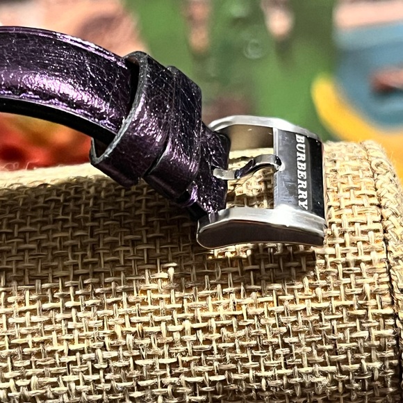 BURBERRY PRE-LOVED AUTHENTIC PURPLE METALLIC GENUINE LEATHER DESIGNER WATCH - Picture 9 of 17